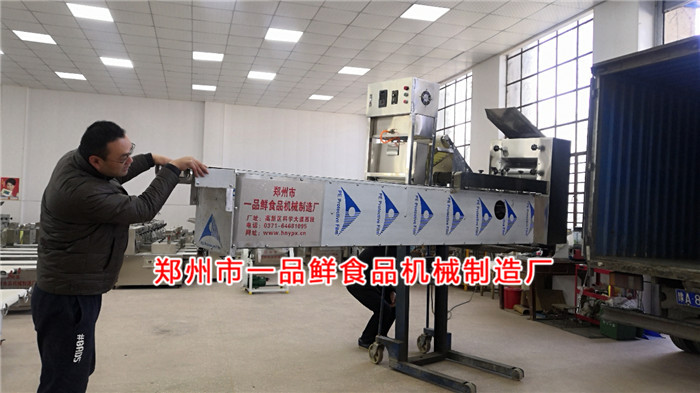 客戶(hù)開(kāi)車(chē)前來(lái)拉走燴面機(jī)